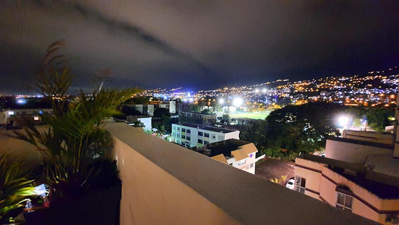 Rooftop - L'Appartement En Haut Saint-Denis Exteriér fotografie